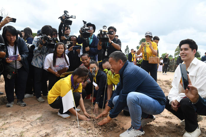 เศรษฐา กราบสรีระสังขาร ‘หลวงปู่สรวง’ ชาวบ้านตะโกน ‘รักนายกฯ’ ดังสนั่น ร่วมปลูกต้นไม้ เซลฟี่กับน.ร.คึกคัก