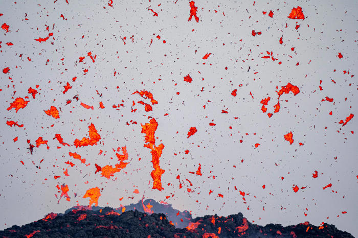 en images : le volcan le plus actif d'europe, l'etna, s'est à nouveau réveillé