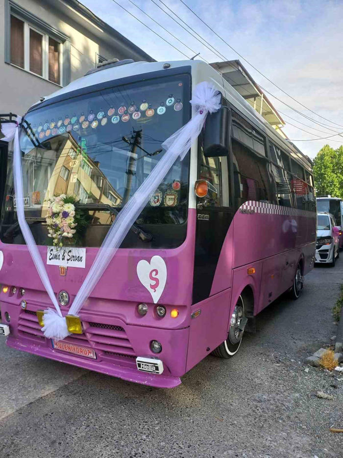 sakarya’da özel halk otobüsünü gelin arabası yaptı