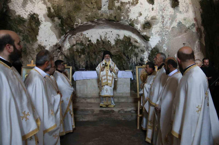 mağara içindeki st. pierre kilisesi’nde bayram ayini
