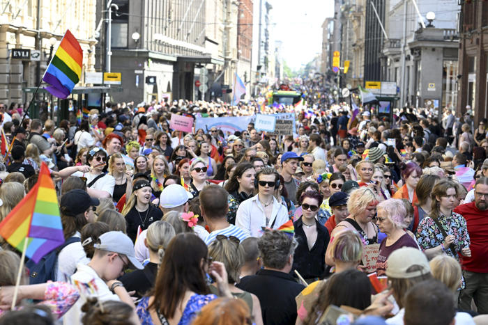 helsingin pride keräsi jälleen noin 100 000 osallistujaa – kulkue sujui pääosin rauhallisesti