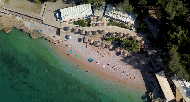 πελοπόννησος: η παραλία με τα γαλαζοπράσινα νερά σε απόσταση δύο ωρών από την αθήνα - δείτε βίντεο