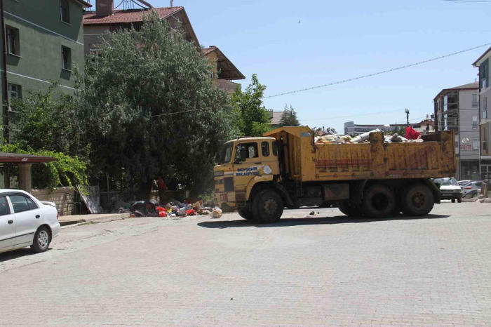 “çöp ev” ihbarı üzerine gidilen apartmanın bahçesinden 5 kamyon ve 3 traktör dolusu çöp çıkarıldı