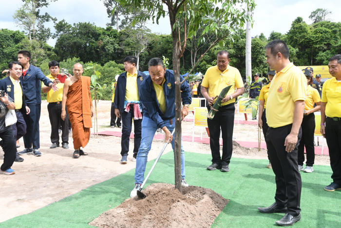 เศรษฐา กราบสรีระสังขาร ‘หลวงปู่สรวง’ ชาวบ้านตะโกน ‘รักนายกฯ’ ดังสนั่น ร่วมปลูกต้นไม้ เซลฟี่กับน.ร.คึกคัก