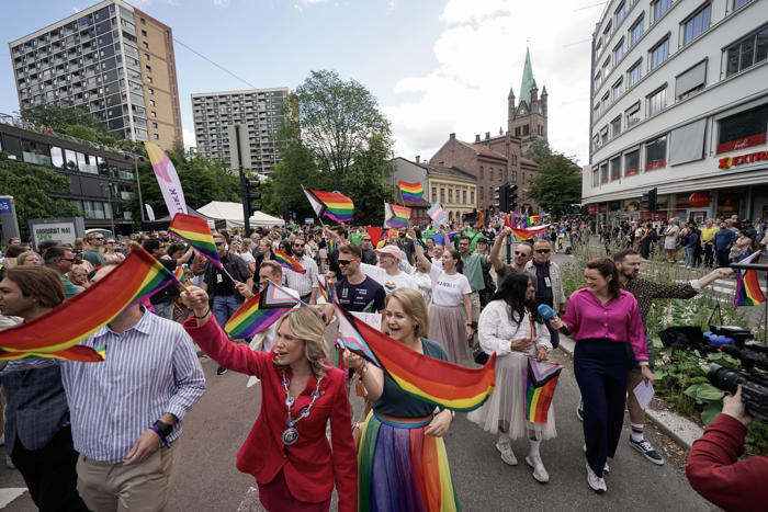 pride-paraden i oslo i gang – folkehav med regnbueflagg