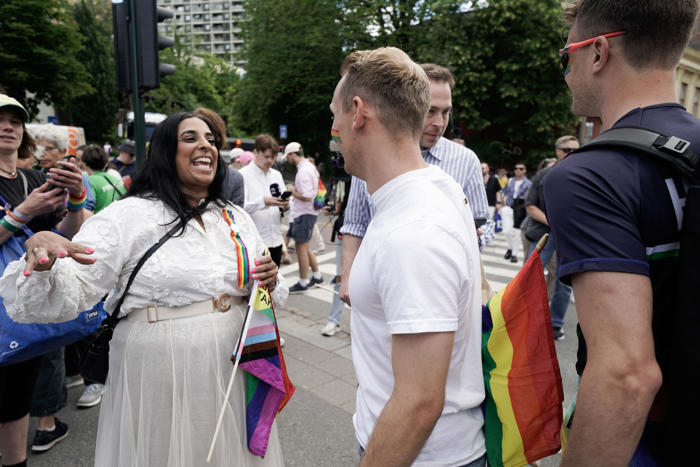 pride-paraden i oslo i gang – folkehav med regnbueflagg