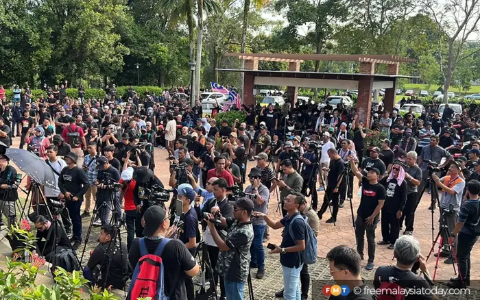 250 protesters join anti-anwar rally