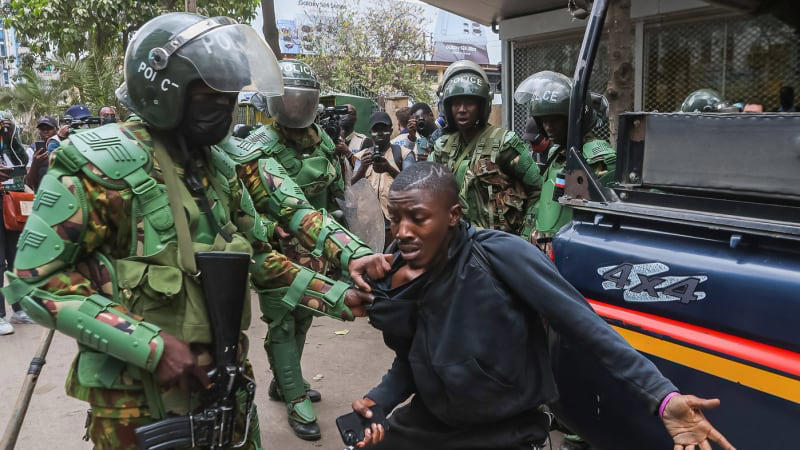 masakr v keni kvůli vyšším daním: armáda střílela do davu, zemřelo 30 lidí. hořel i parlament