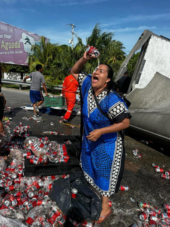 mujer se baña en cerveza tras volcadura de camión en campeche y se viraliza: 
