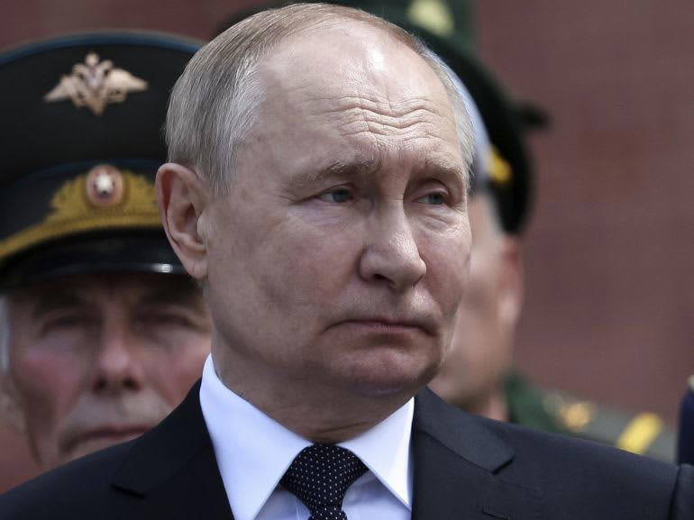 wladimir putin: kreml-chef irritiert mit auftritt - top-banker warnt vor dem ruin