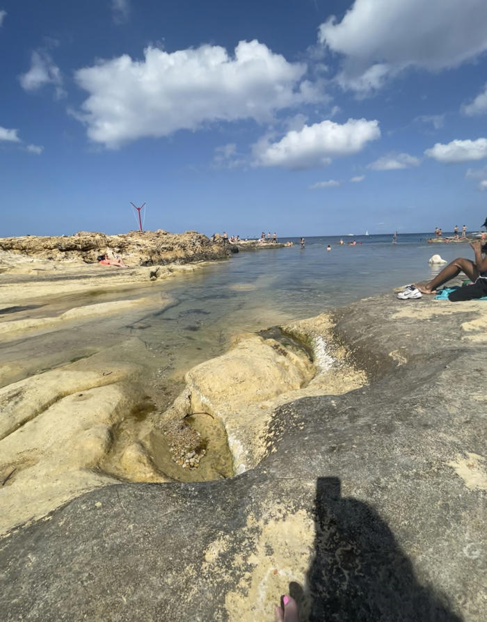 zachwalali tę miejską plażę w imprezowej części malty. uciekłam po kilku minutach. syf nie do wytrzymania