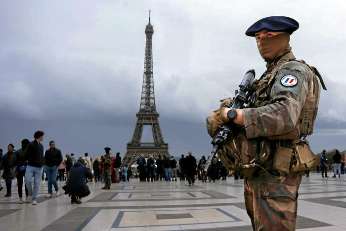 législatives : 5 000 militaires mobilisés à paris au soir du second tour