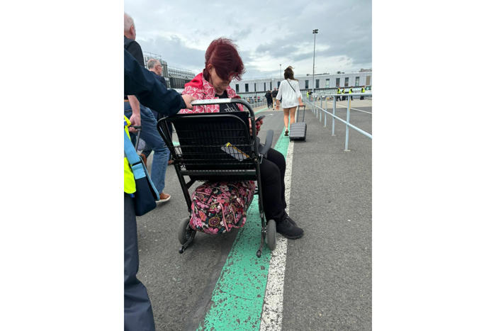 airline apologizes after plane left passengers in wheelchairs on tarmac
