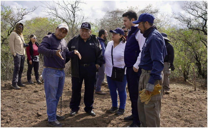 caso ayotzinapa: subsecretario de segob comparte fotos de la búsqueda en campo de los 43 normalistas