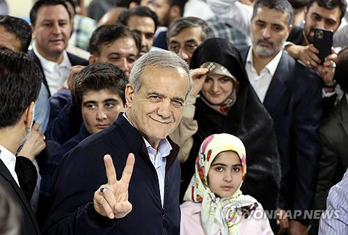 [2보] 이란 대선 '이변'…개혁파 후보 1위로 결선 진출