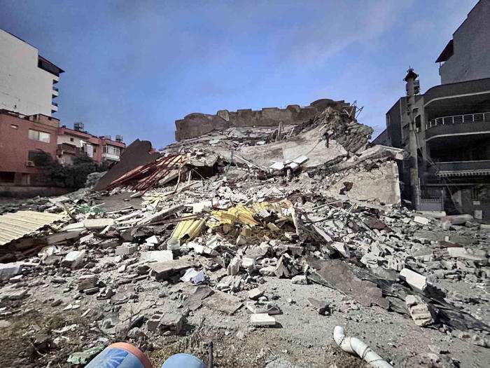 korna sesiyle yıkılan 7 katlı bina, vatandaşlara deprem etkisi yaşattı