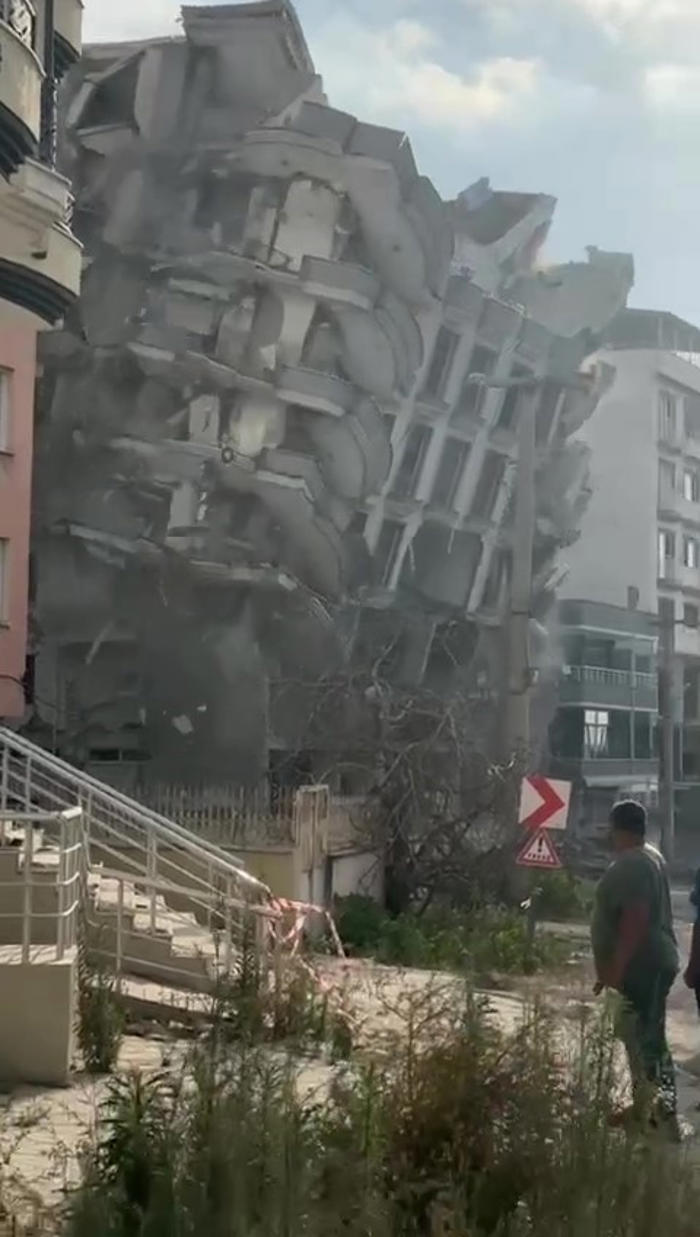 korna sesiyle yıkılan 7 katlı bina, vatandaşlara deprem etkisi yaşattı