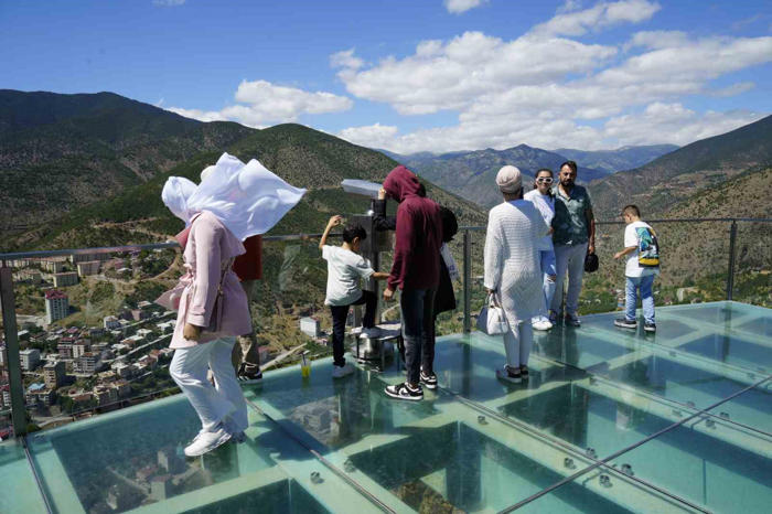 torul cam seyir terası manzarası ve nefes kesen 240 metrelik yüksekliğiyle ziyaretçilerini bekliyor