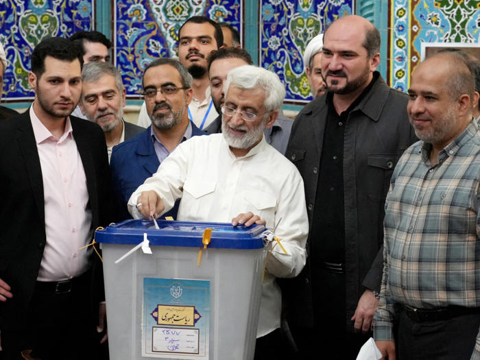 reformer führt bei iranischer präsidentenwahl vor hardliner