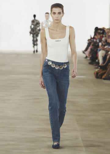wide-leg jeans bleiben ein großer denim-trend: so macht man sie 2024 sommertauglich