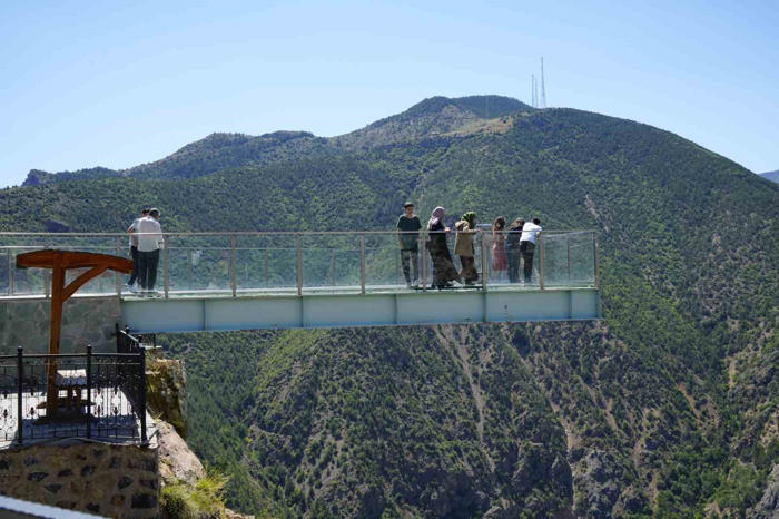 torul cam seyir terası manzarası ve nefes kesen 240 metrelik yüksekliğiyle ziyaretçilerini bekliyor