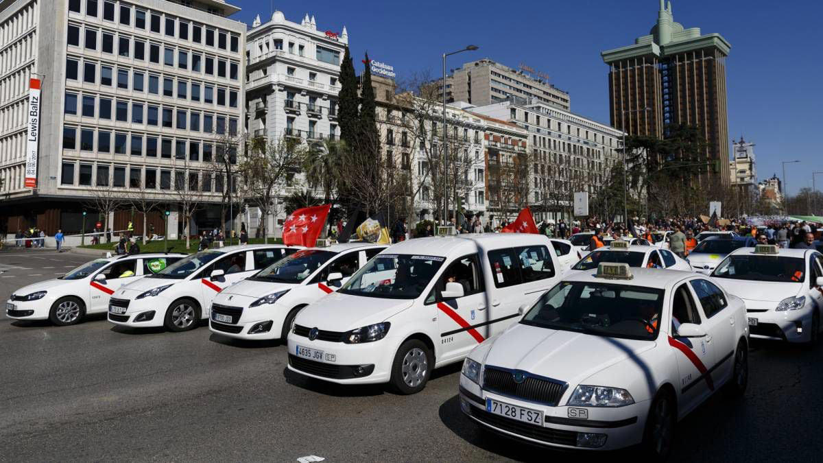 el motivo por el que los taxis de madrid son blancos y tienen una línea roja en la puerta