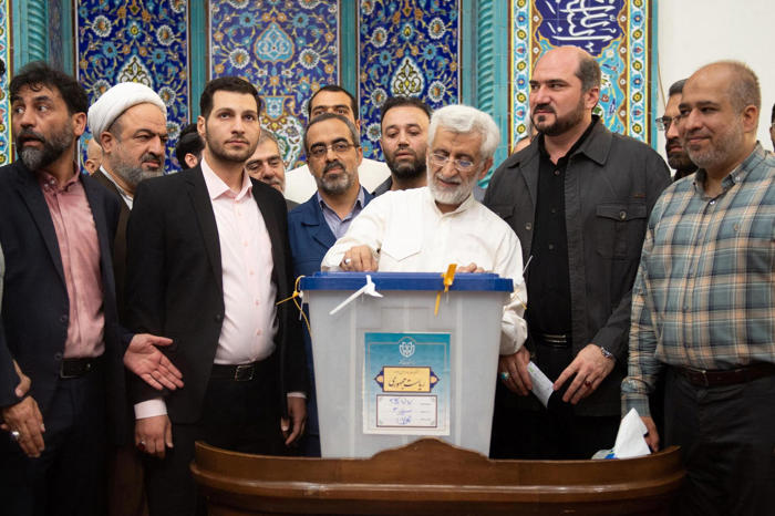 hardliner saeed jalili liegt nach ersten auszählungen im iran vorne