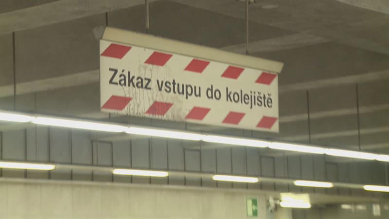 v pražském metru se zřítila na nástupiště část stropu. na místě zasahují hasiči
