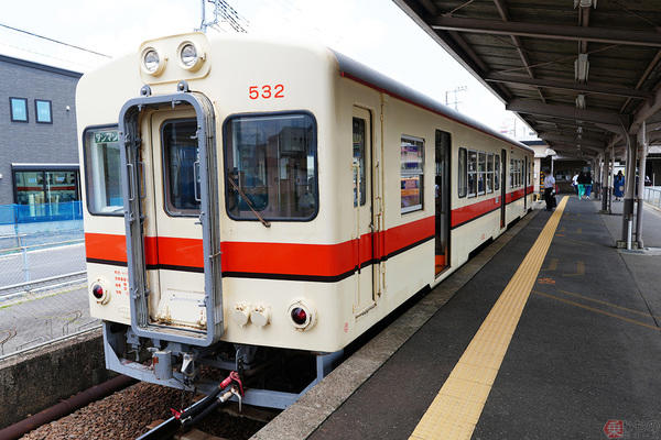 関東「気動車王国」の離れ小島路線が面白い！ 不思議な“右ハンドル”車両 3駅の路線に“スゴイ密度”であるものとは？