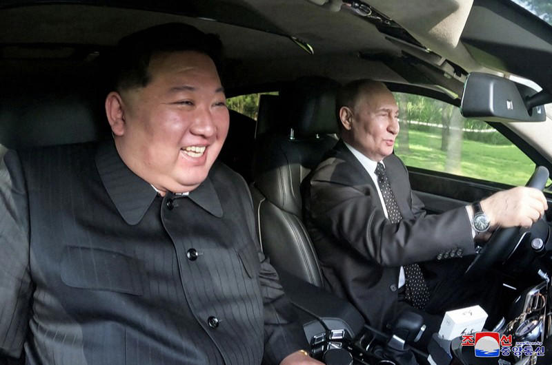 プーチン氏が金正恩氏に贈った高級車「部品は韓国製」 ロイター報道