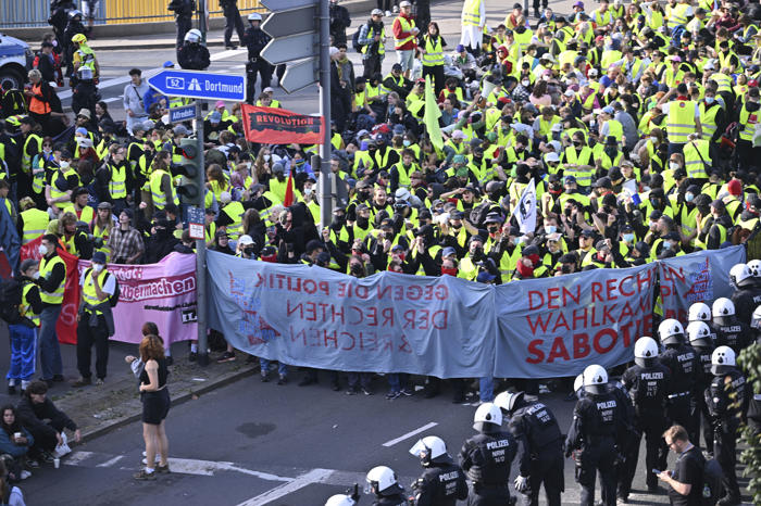 tysk politi bruger peberspray mod demonstranter før højrefløjskongres