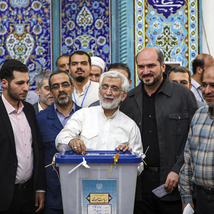 präsidentenwahl im iran: reformer peseschkian liegt nach ersten ergebnissen knapp vor hardliner dschalili