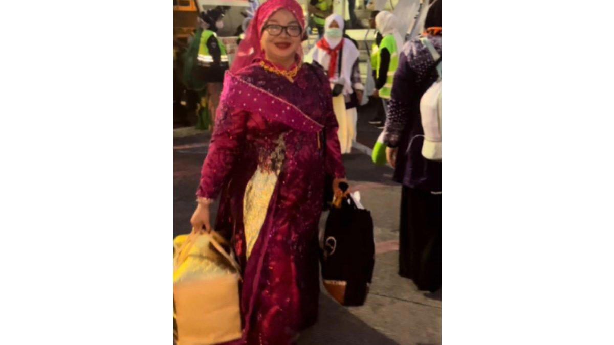 7 potret glamor emak-emak asal makassar saat pulang haji,outfit menyala dan bertabur emas