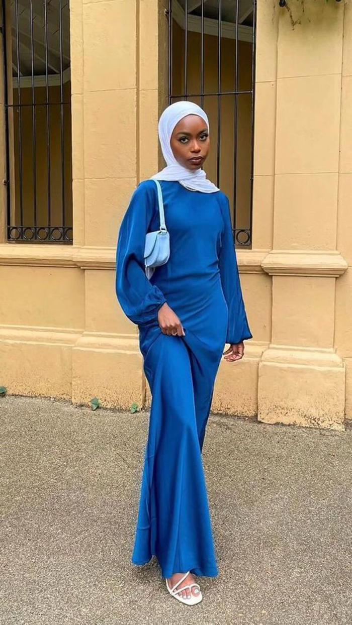 7 ide outfit hijab biru elektrik, tampil beda!