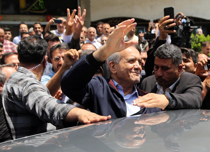 이란 대선 ‘이변’…개혁파 후보 깜짝 1위로 결선 진출