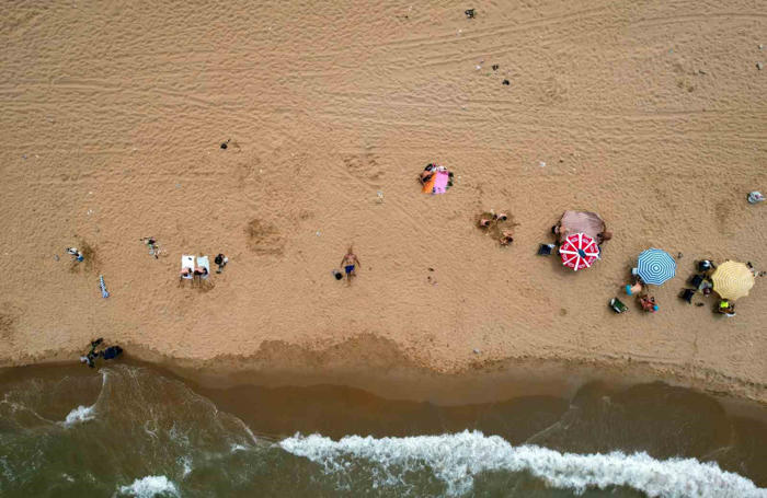 halk plajları doldu, ’beach’lerde şezlonglar boş kaldı