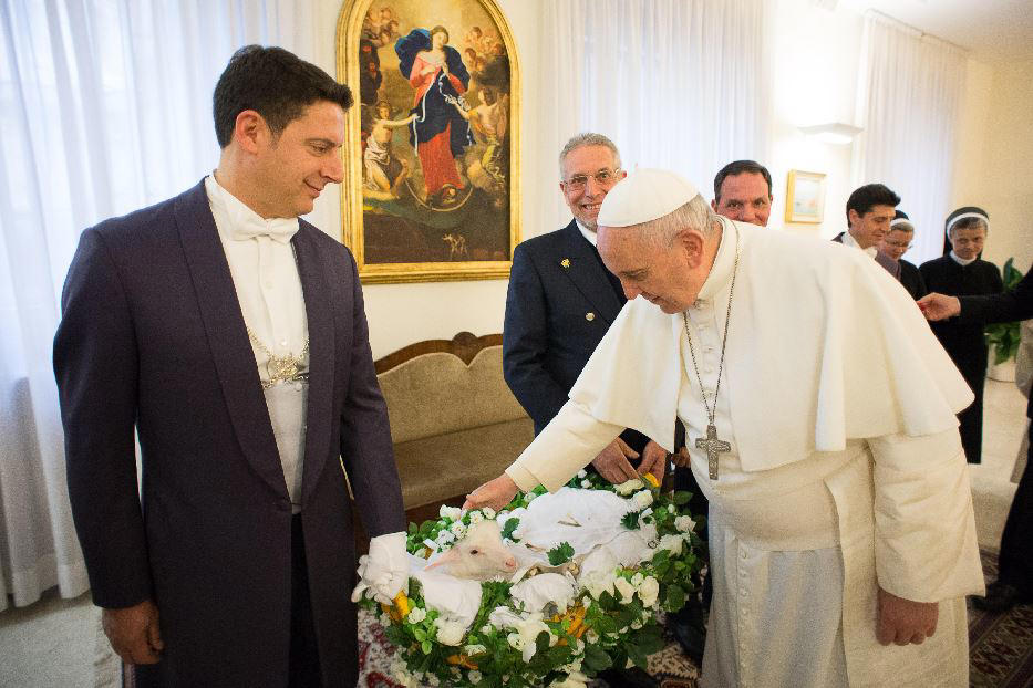 perché il papa consegna i pallii agli arcivescovi (c'entrano gli agnelli)