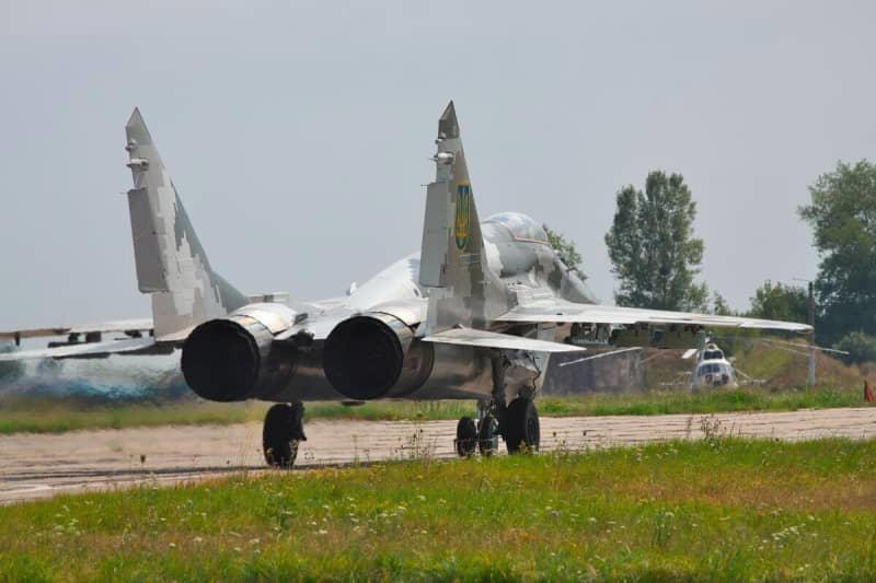 ウクライナ戦闘機、ロシア防空システムを「無効化」...滑空爆弾の「超低空」発射で爆撃成功する映像