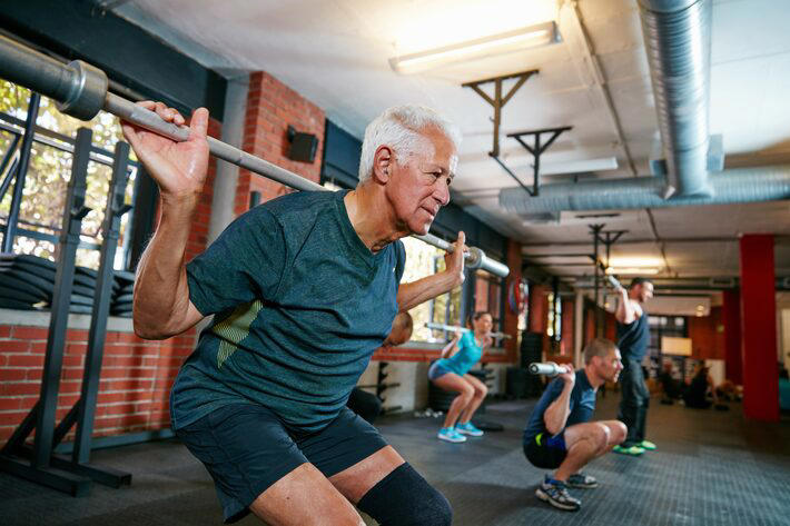 levantar peso depois dos 60 anos pode preservar a força por muito tempo, mostra estudo