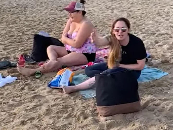 awantura na plaży. kobiecie nie spodobał się strój nastolatki