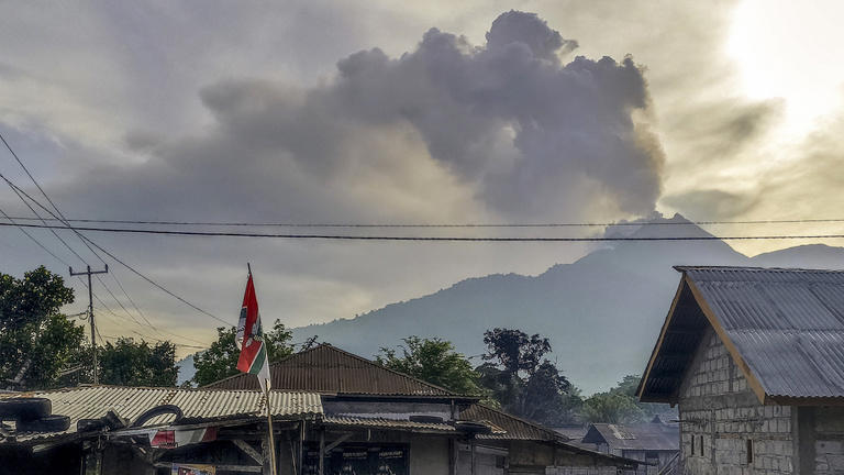 kétszer is kitört az indonéziai lewotobi laki-laki vulkán