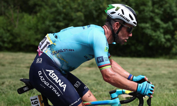 mark cavendish fighting to stay in tour de france already after brutal first stage