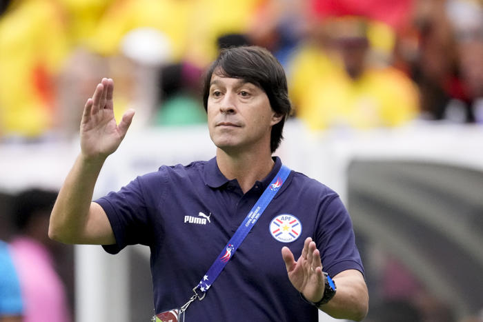 “su manera de jugar incomoda a los rivales”: entrenador de paraguay habló sobre vinícius
