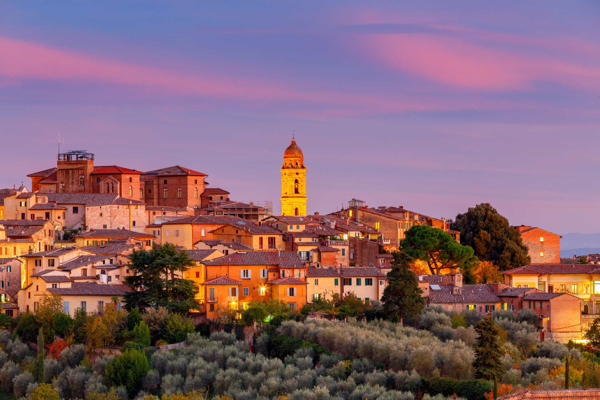 <p>Another astonishingly beautiful Tuscan town, medieval Sienna is an architectural time warp of historic buildings set around a central square.</p>