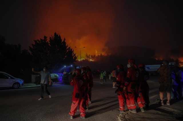 i̇zmir'in 5 ilçesinde orman yangını! kara yolu trafiğe kapatıldı, tahliyeler başladı