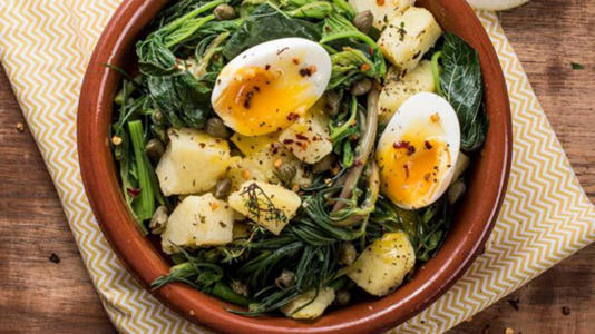 Βλίτα και αρμυρίκια με πατάτες και αυγά / Φωτογραφία: Jessica Morfis