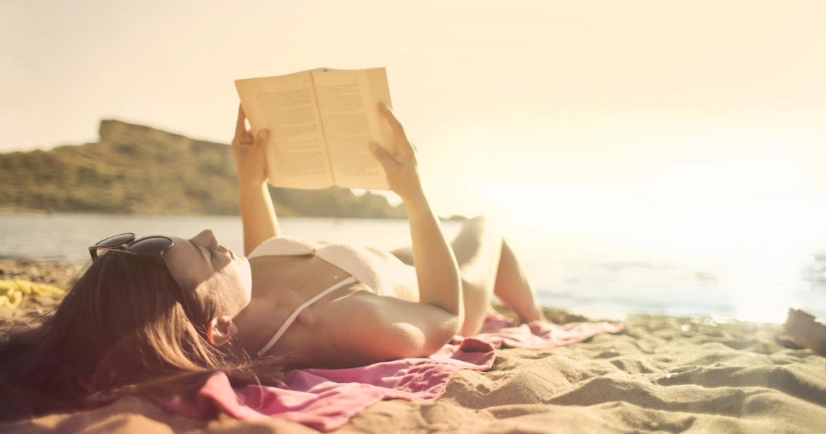 6 könyv, amit mindenképp vigyél magaddal a nyaralásra: ezekkel lazulj a vízparton