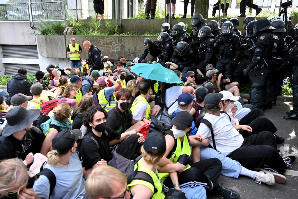 poliser allvarligt skadade i tysk demonstration