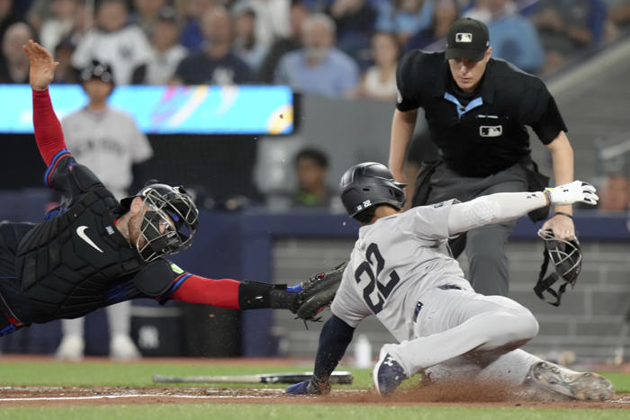 yankees' juan soto sits out loss to blue jays because of bruised right hand