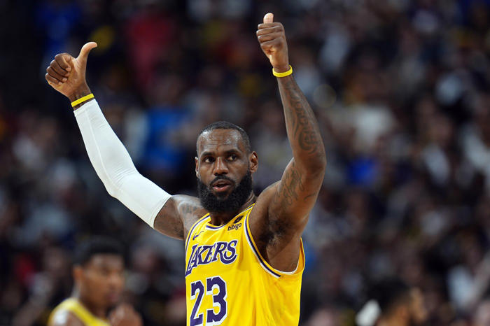 lebron james intends to sign a new deal with the lakers, ap source says